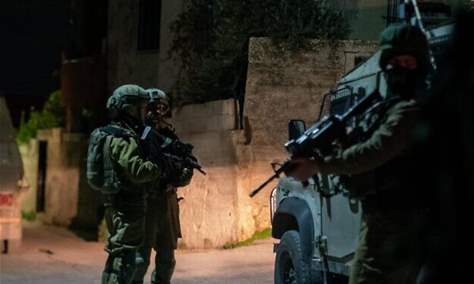 قوات الاحتلال تعتقل شابًا فلسطينيًّا بعد إطلاق النار على رأسه في منزله ببلدة كفر عقب شمال القدس
