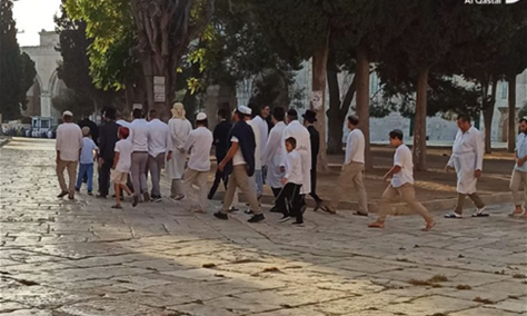 بعد تطويق القدس.. مستوطنون يقتحمون الأقصى على شكل مجموعات بـ&quot; زي الكهنوت التوراتي&quot;