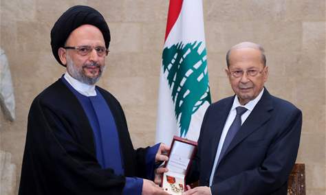 رئيس الجمهورية يمنح العلامة السيد علي فضل الله وسام الأرز  الوطني