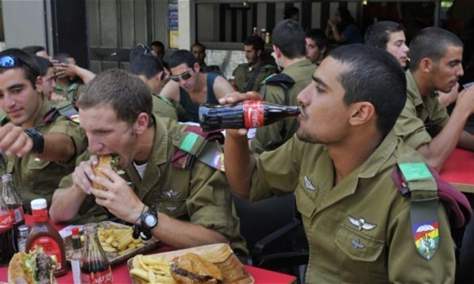 جيش الاحتلال يقدّم لجنوده طعامًا فاسدًا .. عشرات حالات التسمم في قاعدة عسكرية